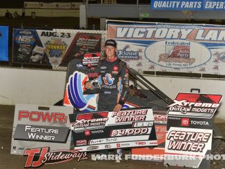 Karter Sarff in victory lane Friday at Federated Auto Parts Raceway at I-55. (Mark Funderburk Photo)