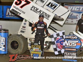 Kyle Larson in victory lane after winning at Federated Auto Parts Raceway at I-55. (Mark Funderburk Photo)