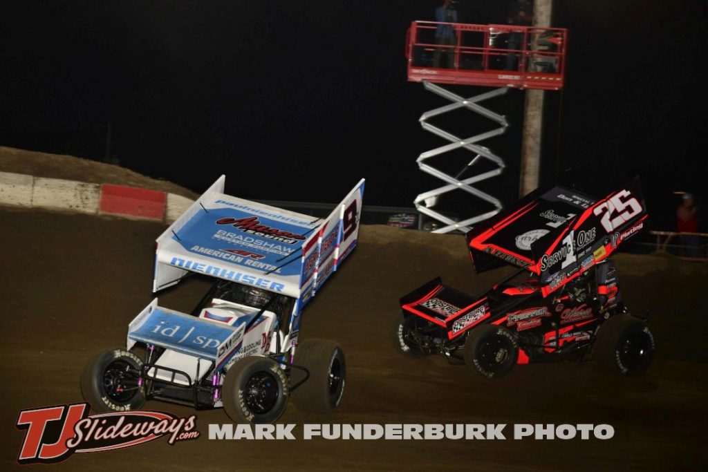Paul Nienhiser (#9) racing with Travis Arnez (#25) Friday at Jacksonville Speedway. (Mark Funderburk Photo)